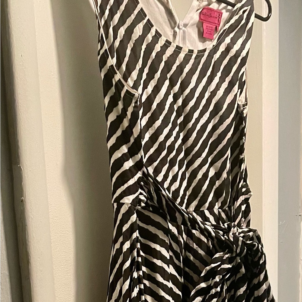 Spring is about to Spring indulge in this 100% Cotton dress!